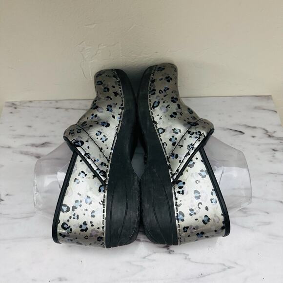 Dansko XP 2.0 Silver Cheetah Print Clogs Women’s Size 8.5 - Picture 6 of 10